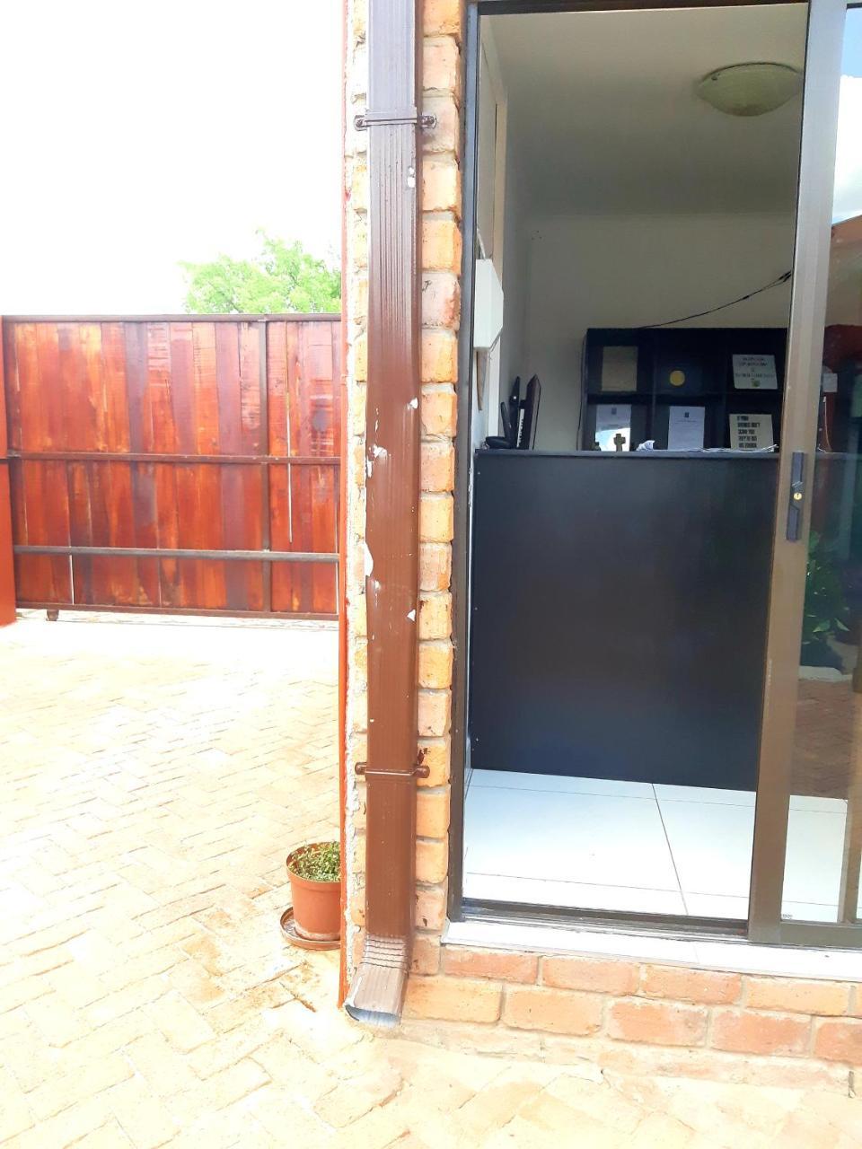 Niilo'S Guesthouse Rundu Dış mekan fotoğraf