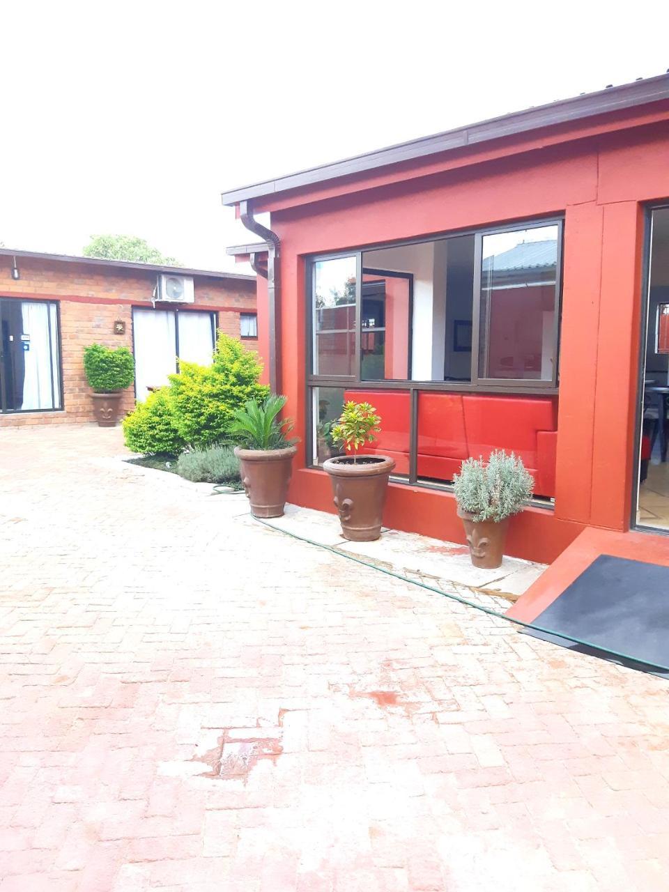 Niilo'S Guesthouse Rundu Dış mekan fotoğraf