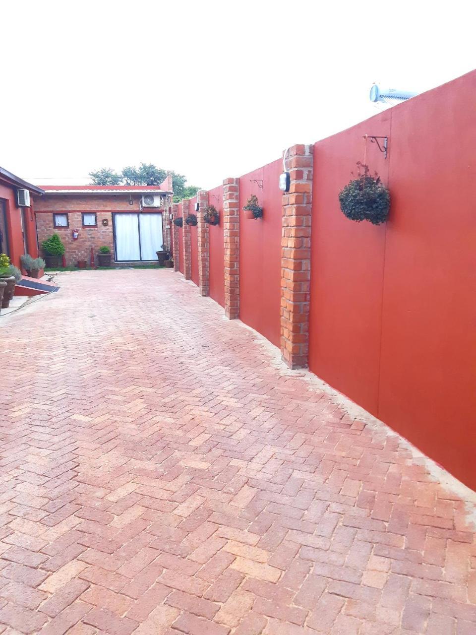 Niilo'S Guesthouse Rundu Dış mekan fotoğraf