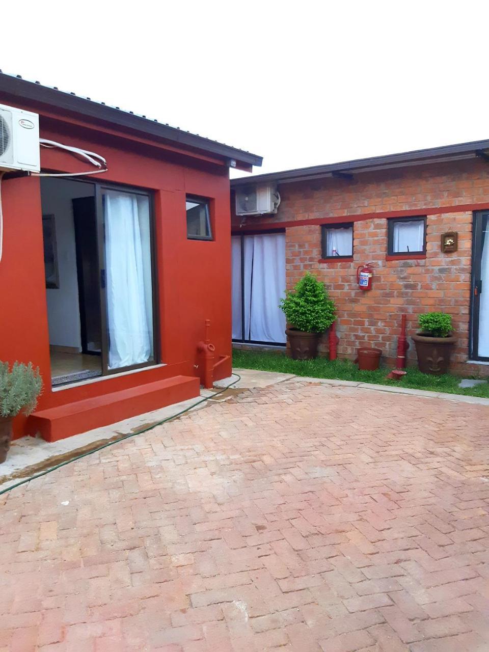Niilo'S Guesthouse Rundu Dış mekan fotoğraf