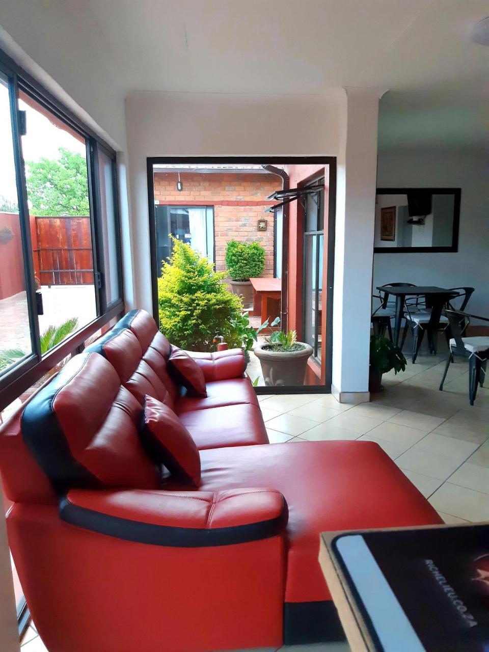 Niilo'S Guesthouse Rundu Dış mekan fotoğraf